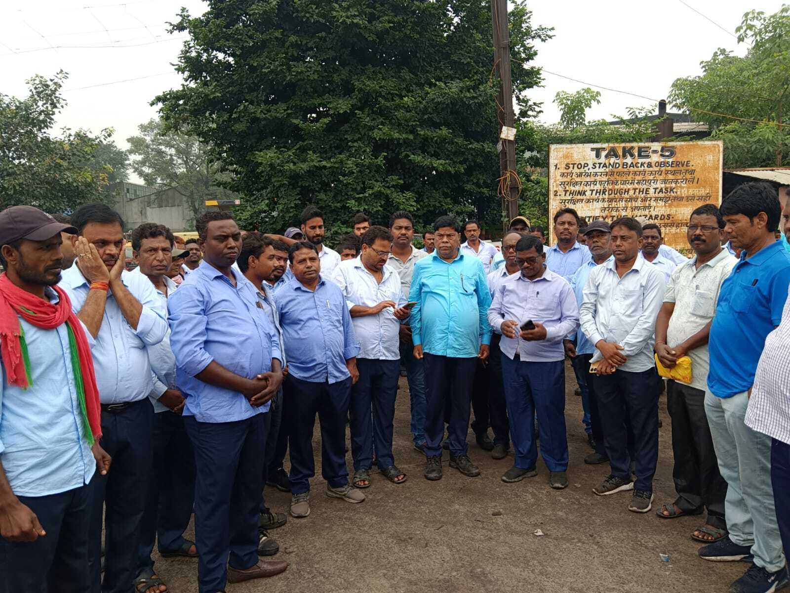 कोयला कर्मियों ने दिशाेम गुरु को किया नमन