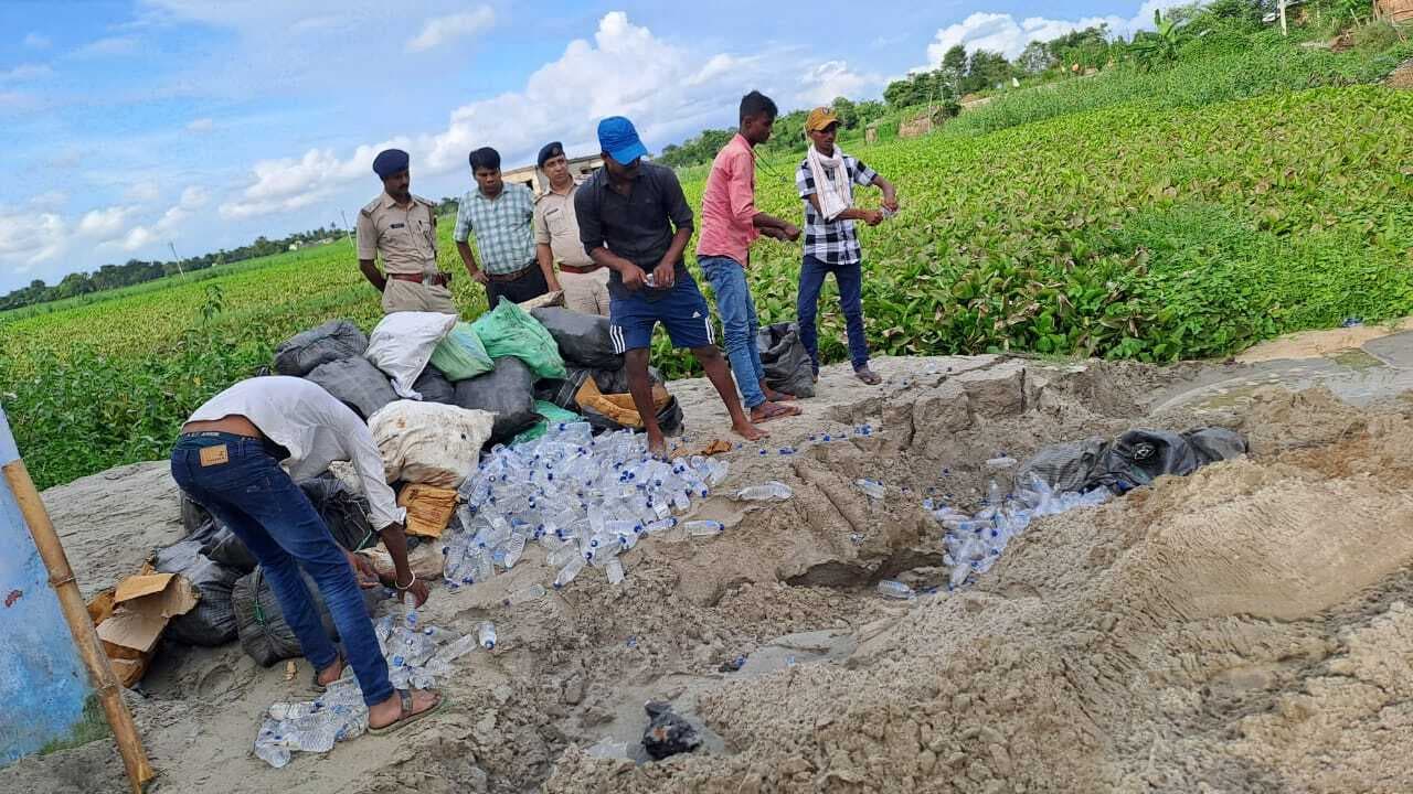 1598 लीटर नेपाली शराब को किया नष्ट