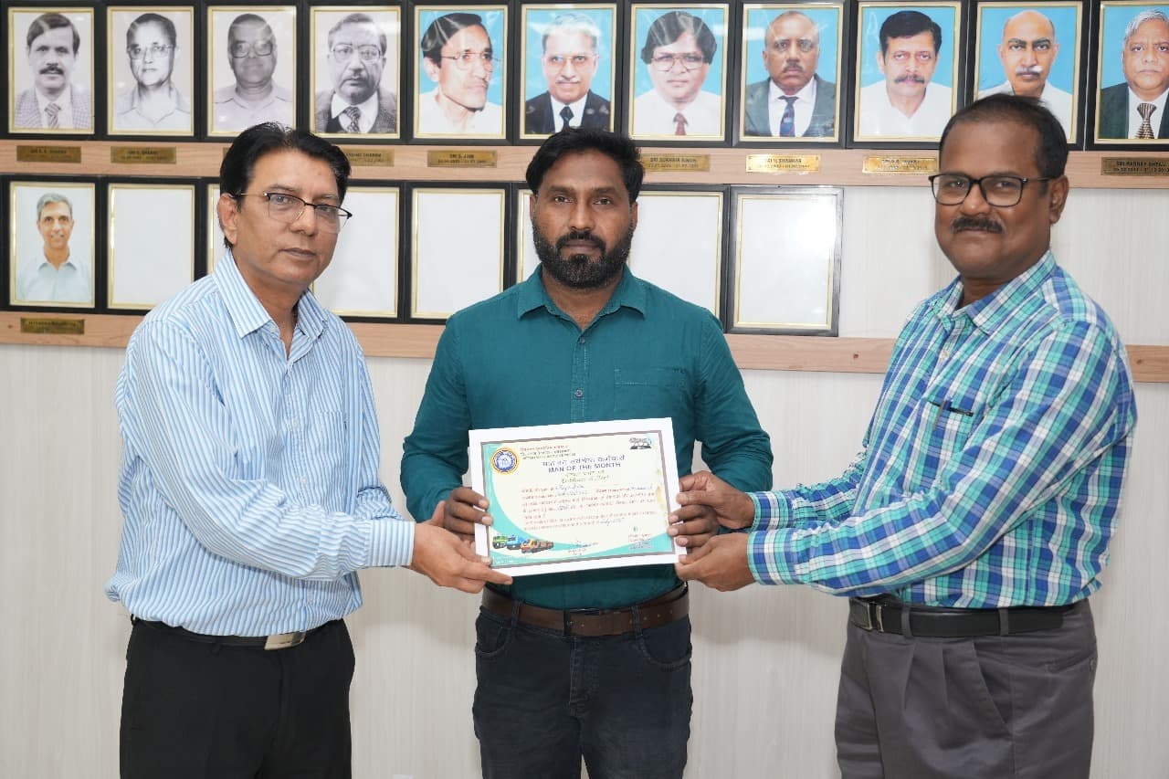 दो कर्मियों को मिला "मैन ऑफ द मंथ " का पुरस्कार