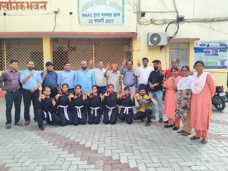 अररिया कॉलेज के प्रधानाचार्य ने थांगटा के पदक विजेता खिलाड़ियों को किया सम्मानित