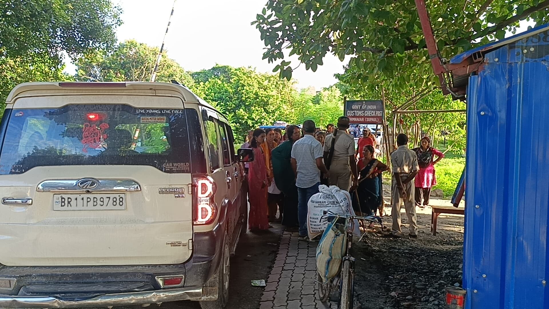 शराब के नशे में तीन युवक गिरफ्तार, महिलाओं ने किया हंगामा