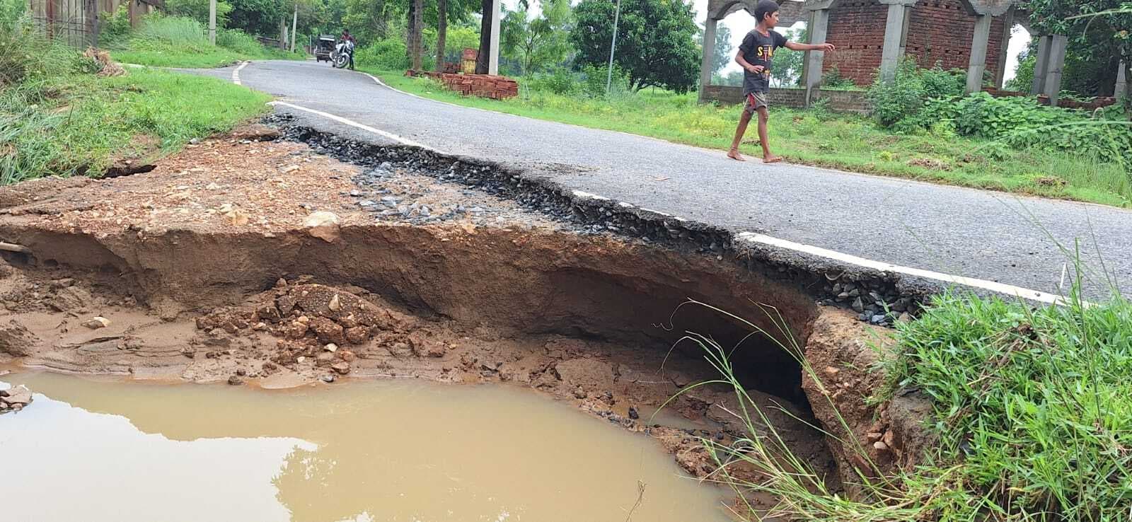 लगातार हो रही बारिश से सड़क का कटाव, आवागमन में हो रही परेशानी
