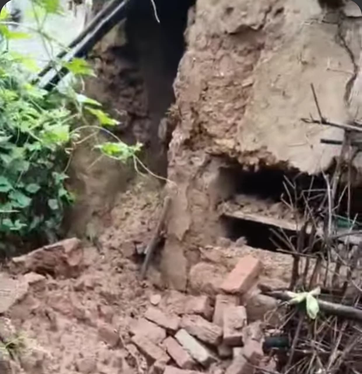 लगातार बारिश से गिर रहे हैं कच्चे मकान