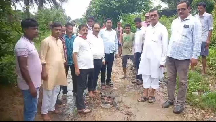 Bokaro News : सड़क निर्माण की मांग को लेकर ग्रामीणों का प्रदर्शन