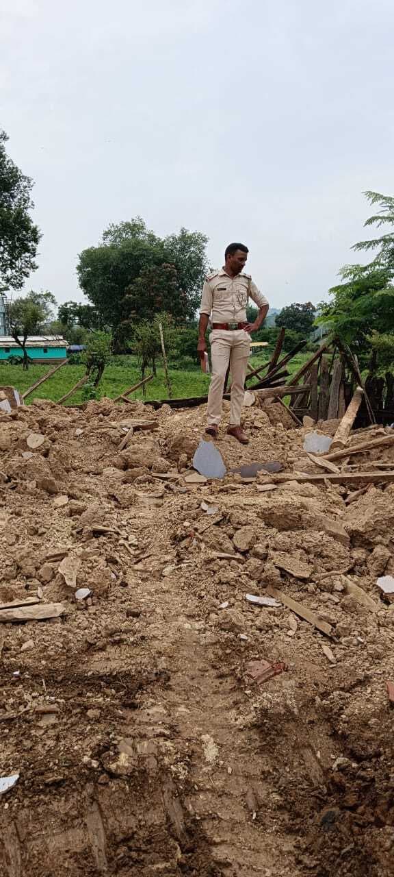 Chaibasa News : बिरसा हेस्सा हत्याकांड के आरोपी का घर पुलिस ने किया जमींदोज