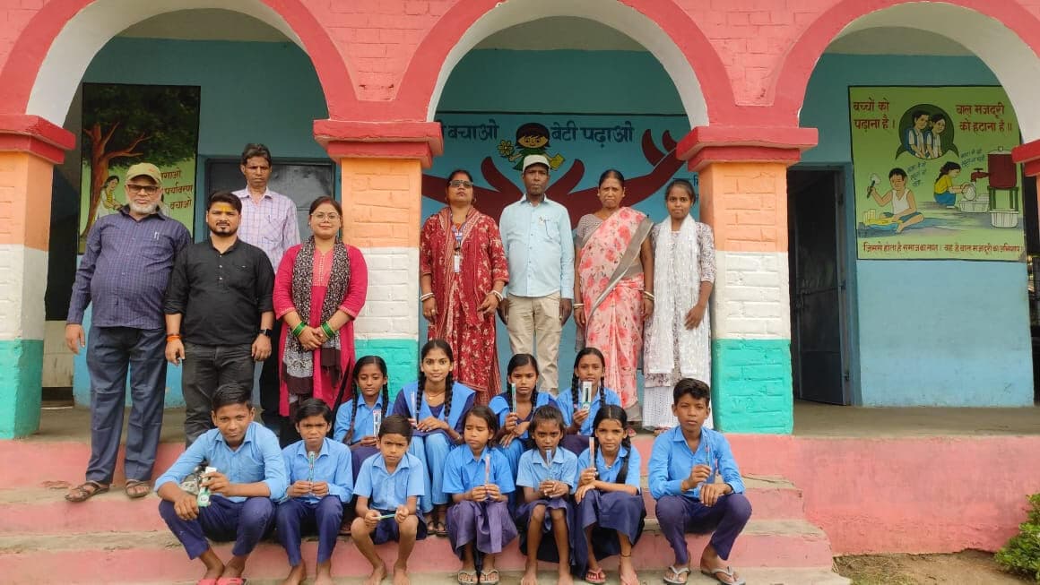 पेंटिंग प्रतियोगिता में छात्र-छात्राओं को किया गया पुरस्कृत