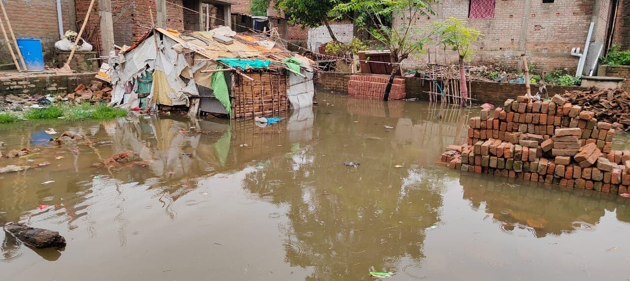 ग्रामीण सड़कों पर चढ़ा गंगा नदी का पानी, नाव के सहारे हो रहा आवागमन