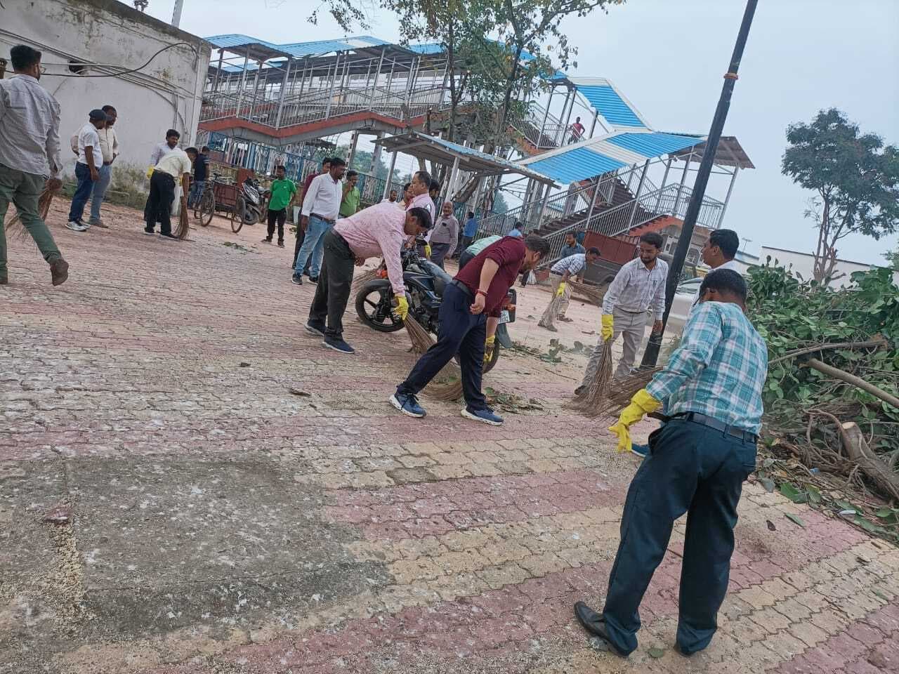 Chaibasa News : अक्तूबर, नवंबर और दिसंबर में सप्ताह में दो दिन रद्द रहेंगी 6 जोड़ी एक्सप्रेस ट्रेनें