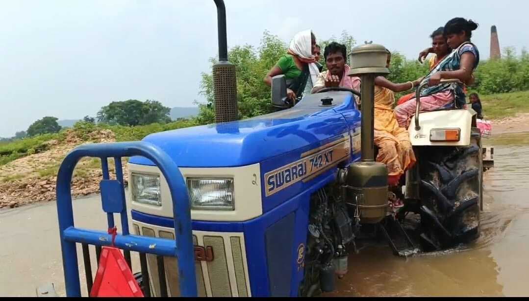 Chaibasa News : गर्भवती को ट्रैक्टर से नदी पार कराया