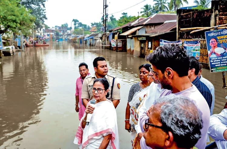 बाढ़ प्रभावित क्षेत्रों का दौरा कर ममता ने केंद्र पर साधा निशाना