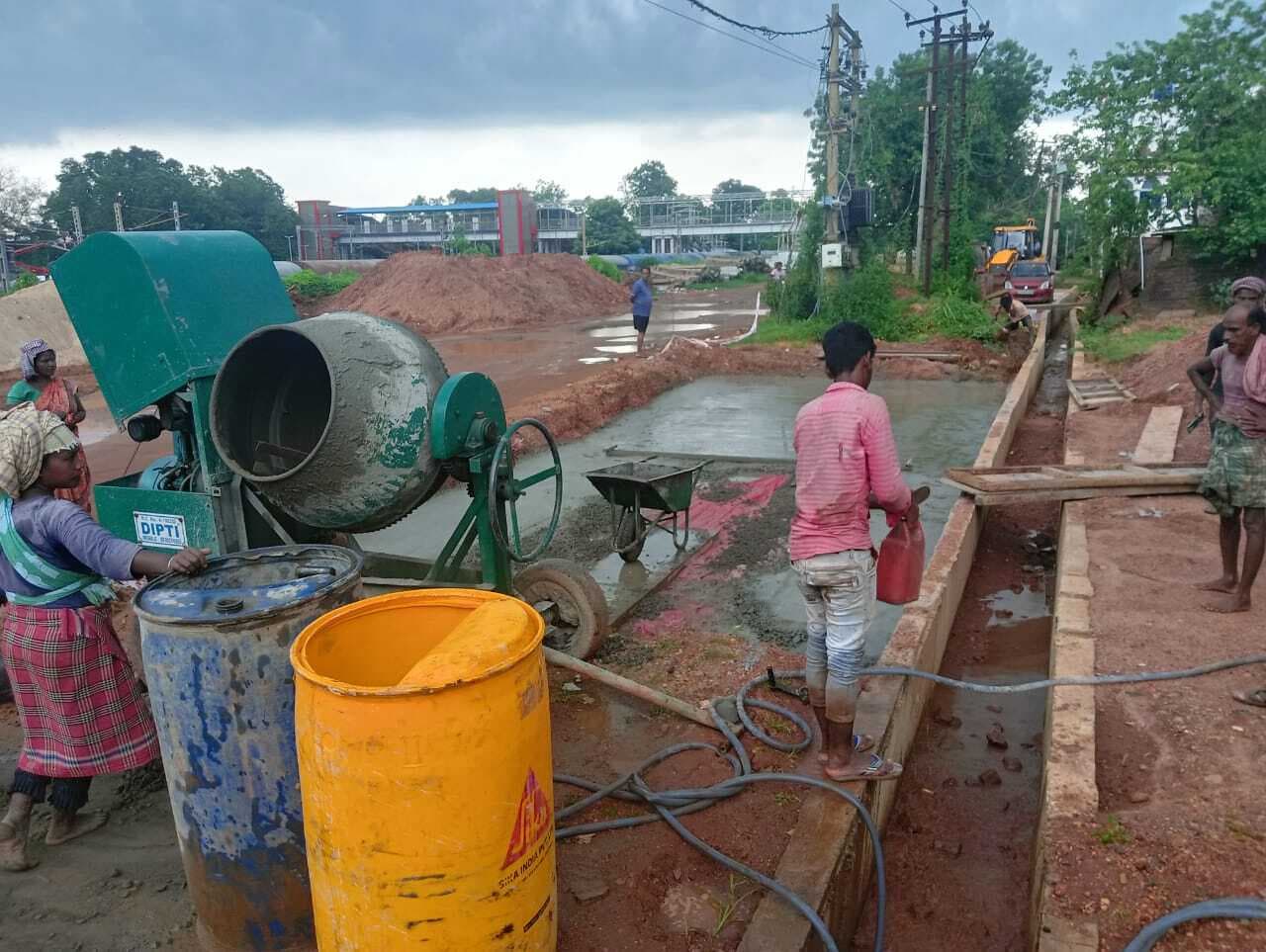 East Singhbhum News : बिजली विभाग व रेलवे के बीच पेच में फंसी सड़क