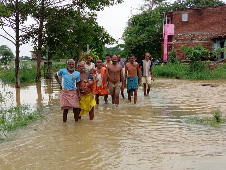 मनेर में एक दर्जन गांव बाढ़ की चपेट में, फौजियों का गांव भी प्रभावित