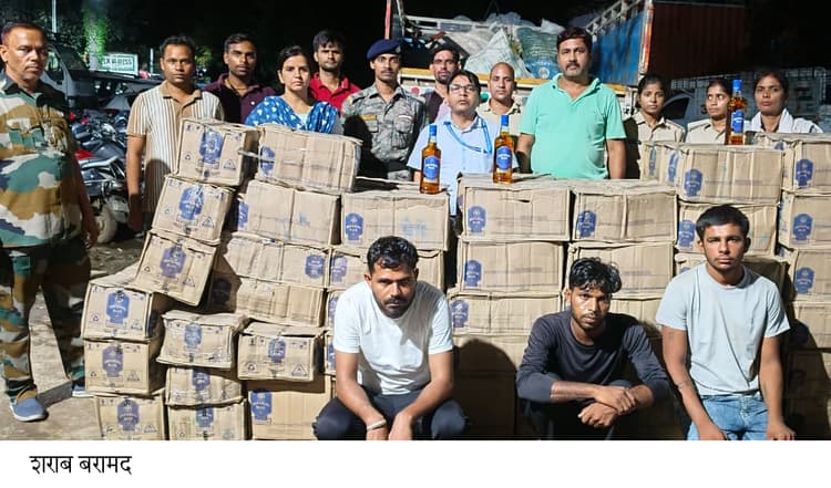 पिकअप व कार से मिली साढ़े सात लाख की अंग्रेजी शराब