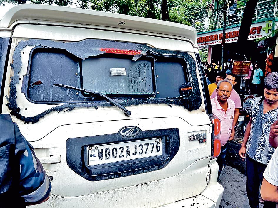 कूचबिहार : शुभेंदु अधिकारी के काफिले पर हुआ हमला, गाड़ी का शीशा तोड़ा