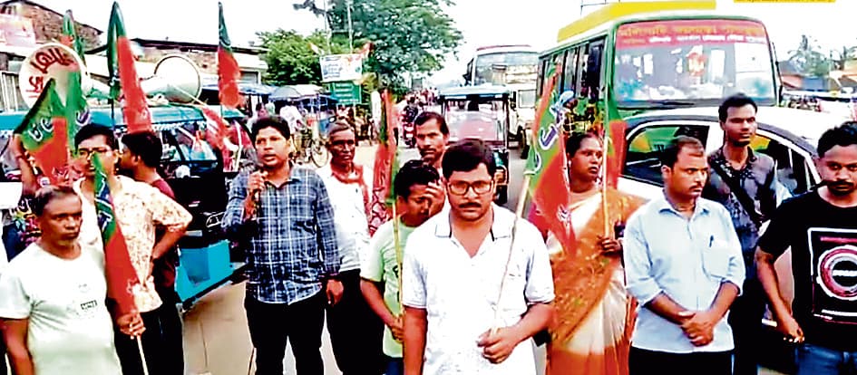 शुभेंदु अधिकारी के काफिले पर हमले के विरोध में भाजपा का सड़क जाम