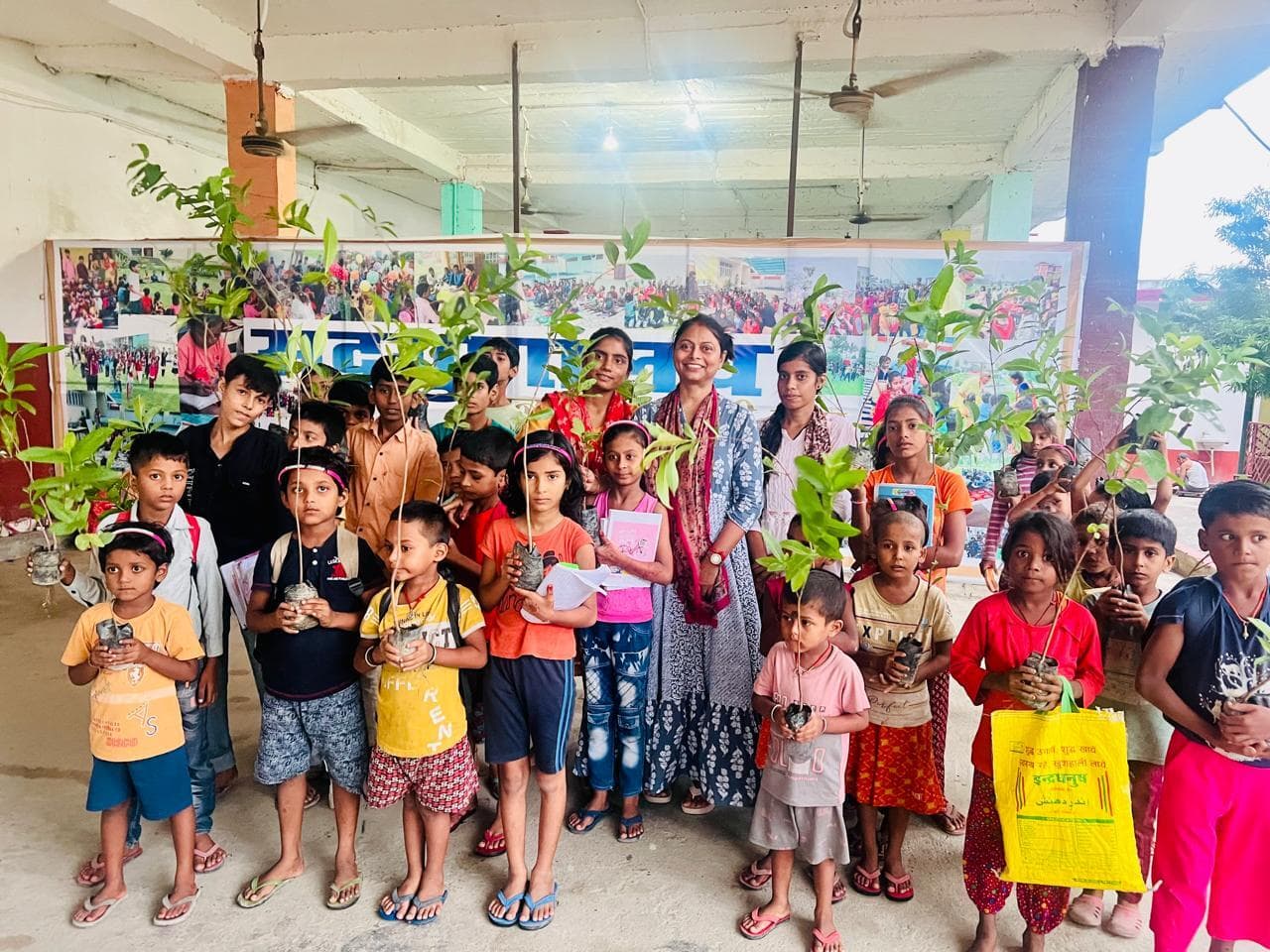 Motihari: छात्र-छात्राओं के बीच पौधा का किया गया वितरण