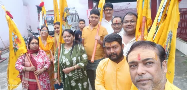 भक्तों ने पैदल चलकर गुलाबबाग के निशान बाबा मंदिर में चढ़ाया निशान