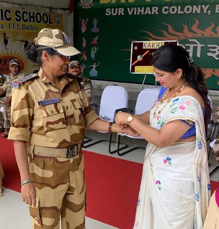 डीएवी के बच्चों ने सीआइएसएफ जवानों को बांधी राखी