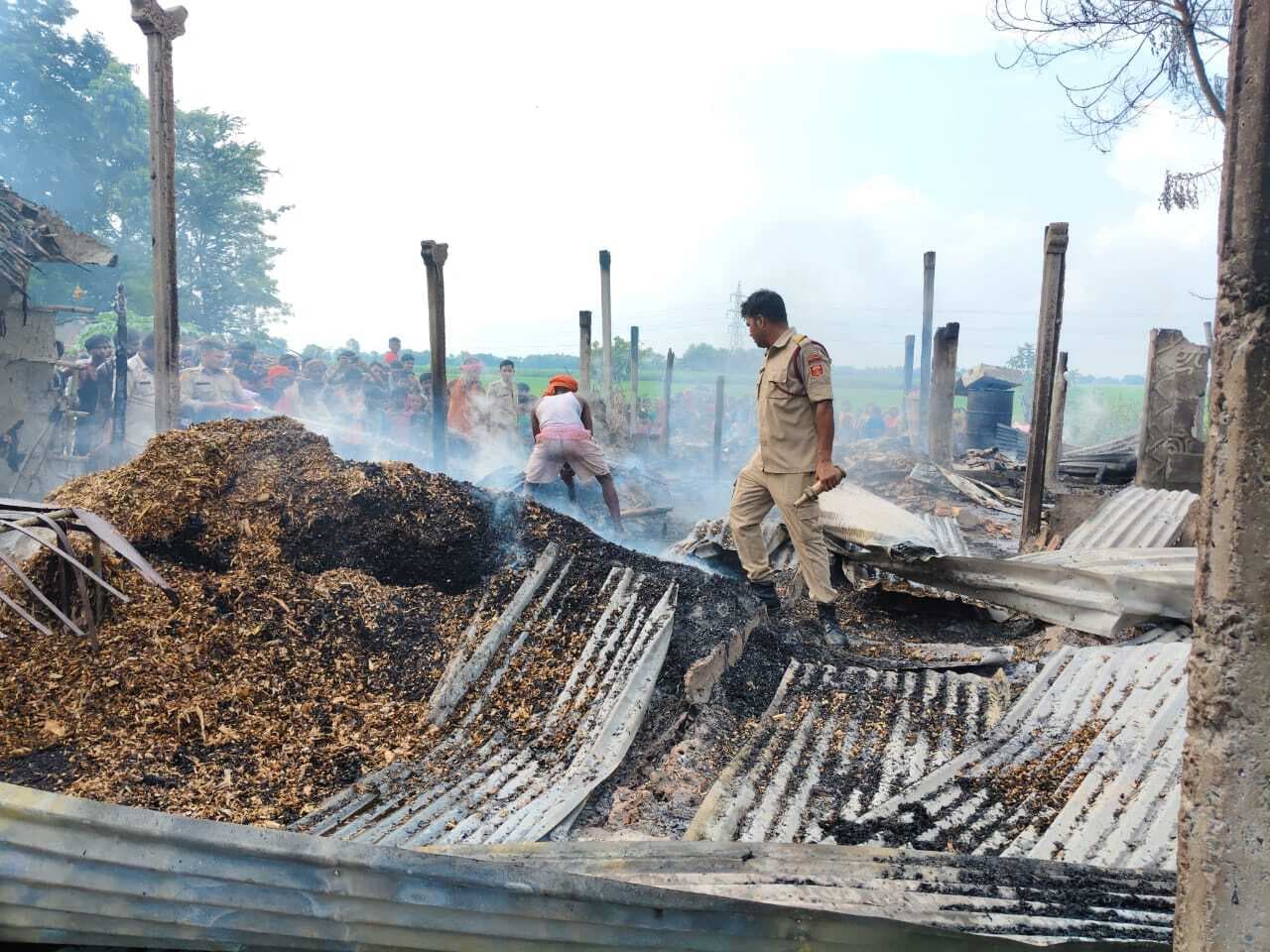 आग से चार घर जले, बुझाने में तीन सदस्य आंशिक रूप से जख्मी