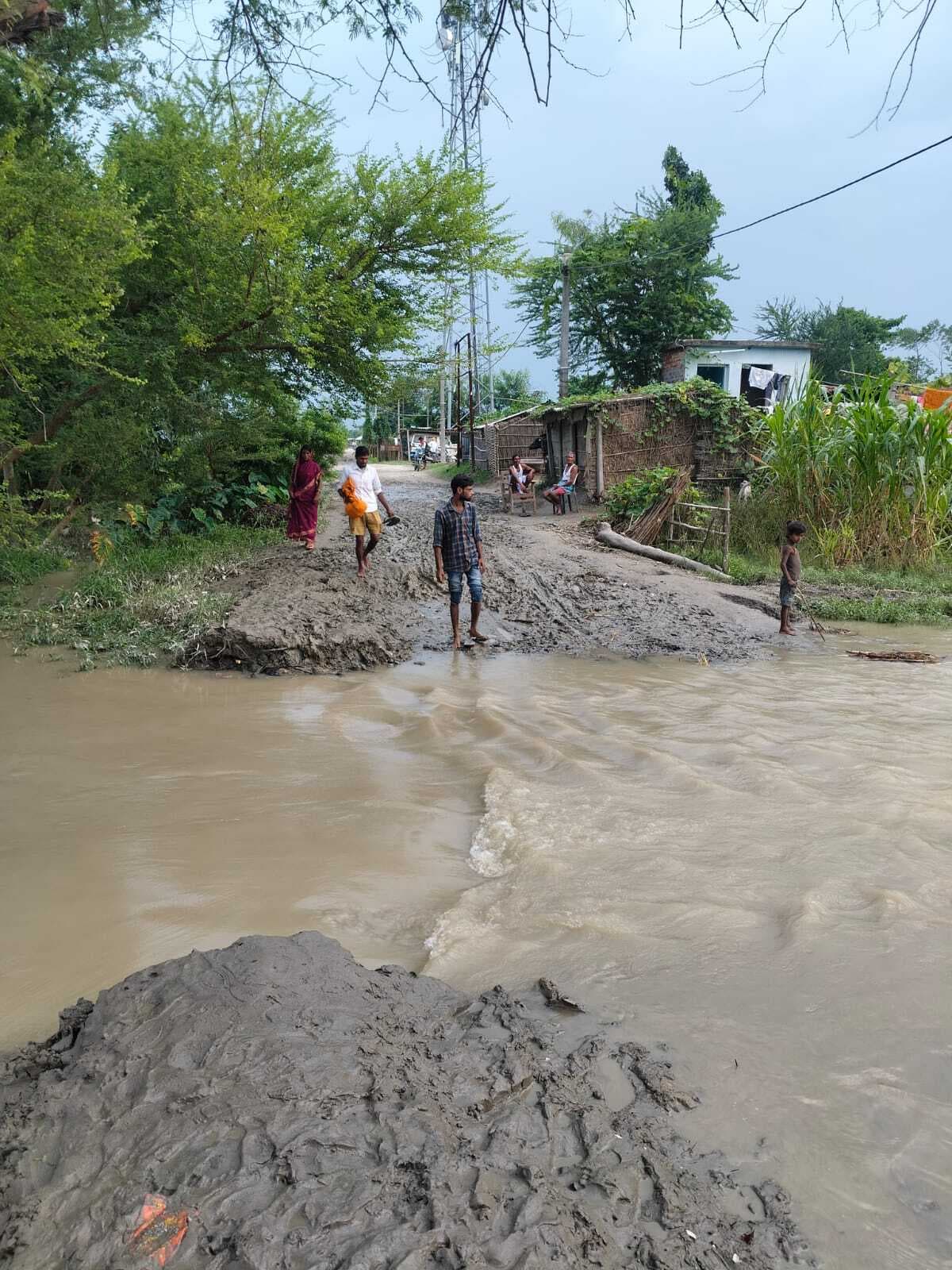 कोसी नदी ने तोड़ी मुख्यमंत्री सड़क, 25 हजार आबादी का संपर्क टूटा