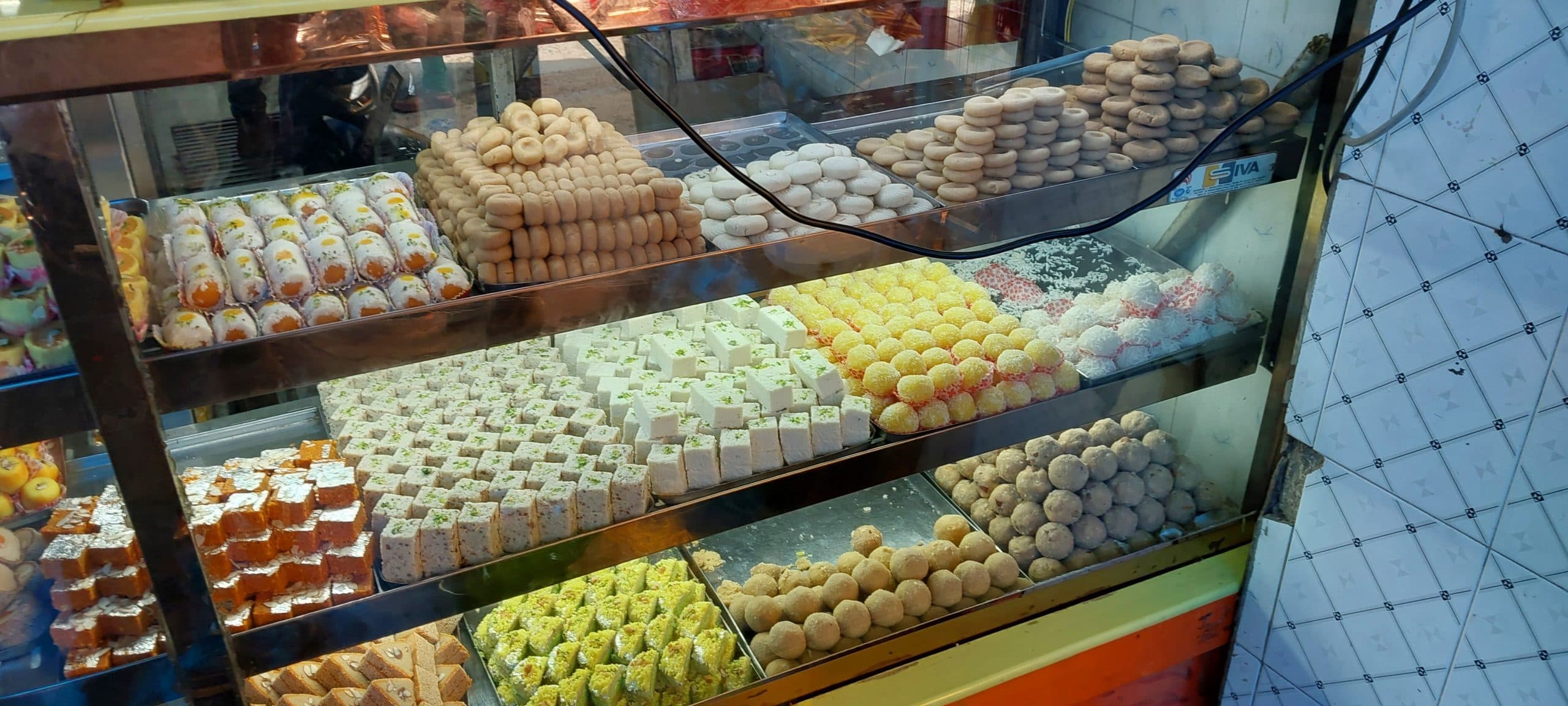 शहर से गांव तक मिलावटी मिठाइयां खाकर बीमार हो रहे लोग