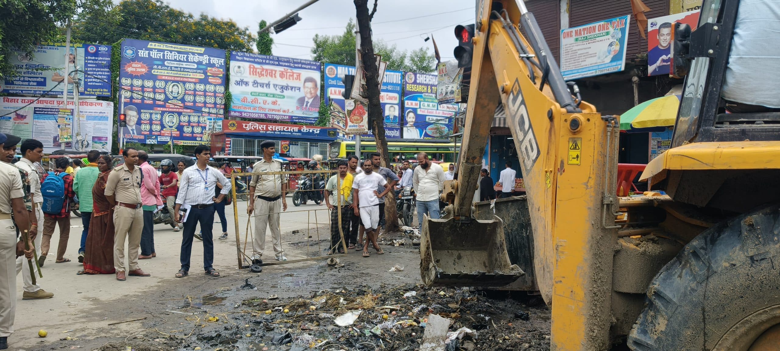 डाक बंगला मार्केट के सामने से हटा अतिक्रमण,जाम से मिली निजात