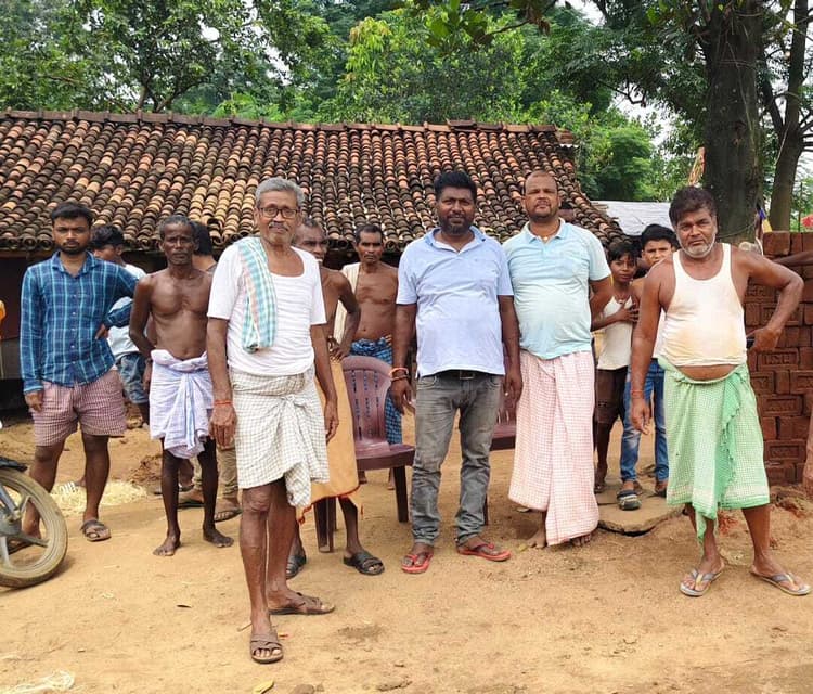 मिट्टी मोरम डालकर सड़क की करायी गयी मरम्मत