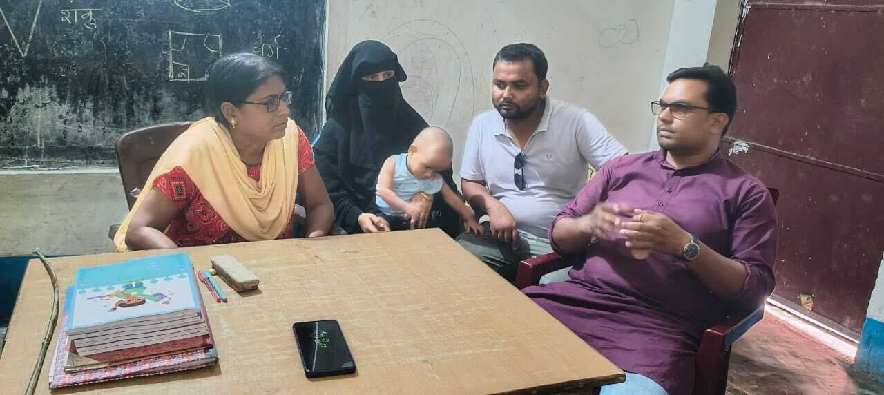 नया प्रा विद्दालय गोसाई टोला स्कूल के प्रभारी प्रधानाध्यापक 15 दिनों से नहीं आ रहे स्कूल