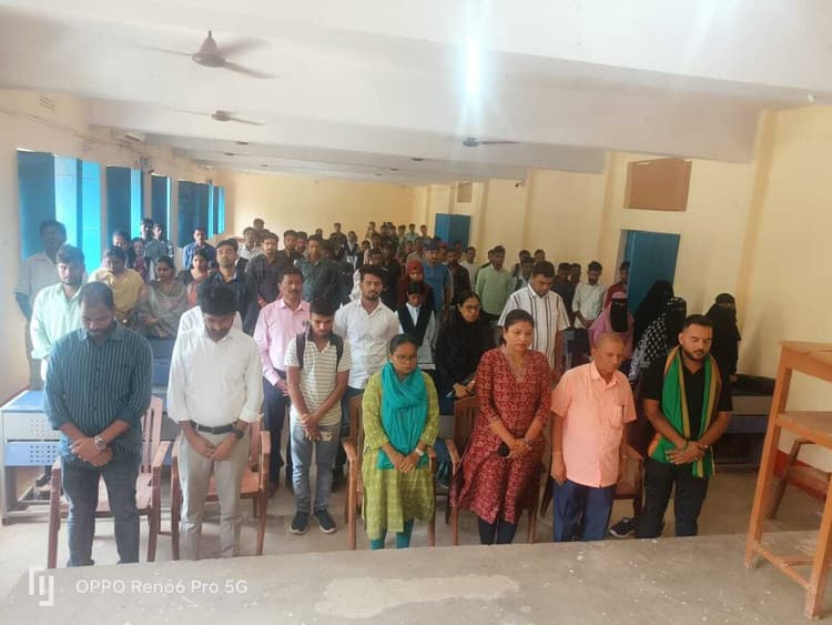 छात्र-छात्राओं ने गुरुजी की तस्वीर पर माल्यार्पण कर दी श्रद्धांजलि