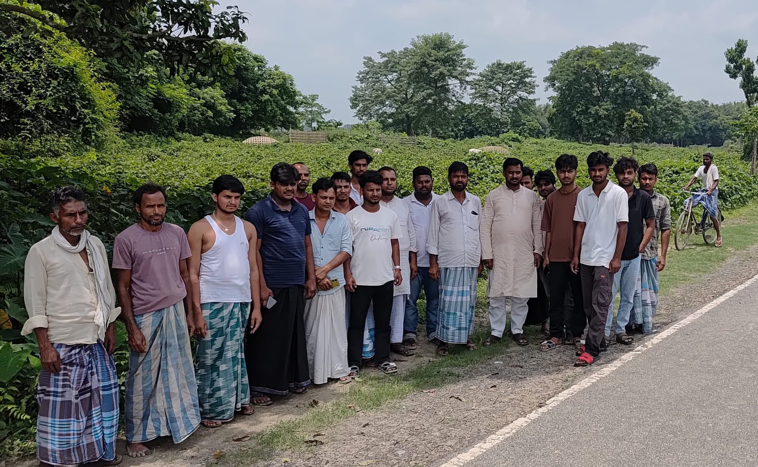 कब्रिस्तान की घेराबंदी को लेकर ग्रामीण ने किया प्रदर्शन