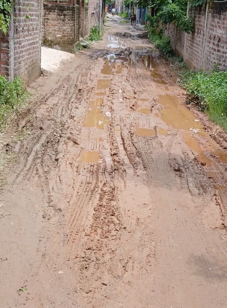 बारिश में सड़क हुई कीचड़मय, लोग परेशान