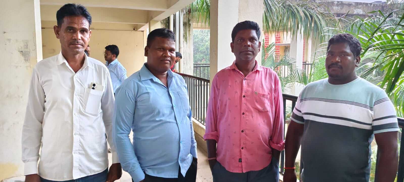 ग्रामीणों ने बीडीओ से की रोजगार सेवक को हटाने की मांग