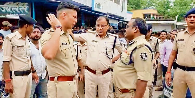 Gopalganj News : मांझा में ज्वेलरी दुकान से अपराधियों ने लूटी 12 लाख की ज्वेलरी, 40 हजार कैश भी लूटे
