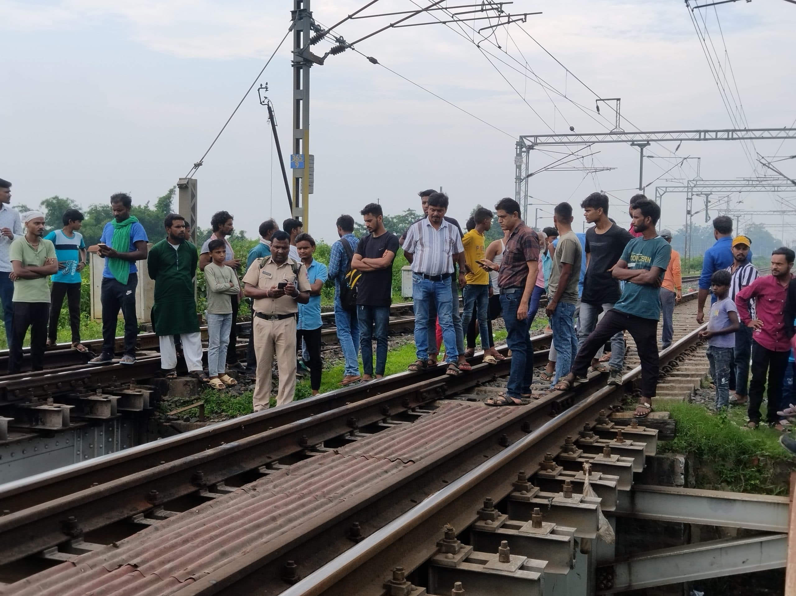 ट्रेन की चपेट में आने से अज्ञात व्यक्ति की हुई मौत