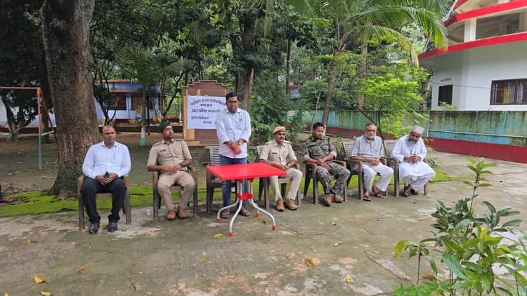 मुक्ति निकेतन में बच्चों के बीच फलदार व इमारती पौधों का हुआ वितरण