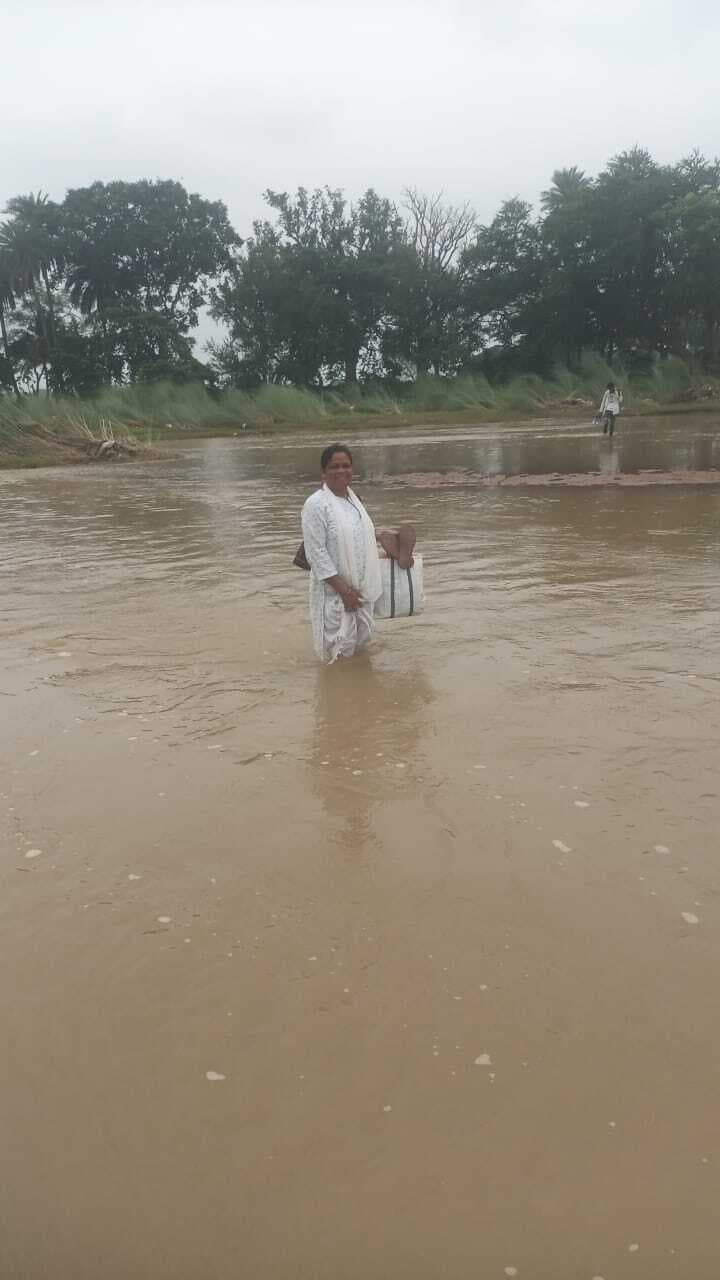स्वास्थ्य कर्मी एरिका के जज्बे को सलाम करते हैं लोग