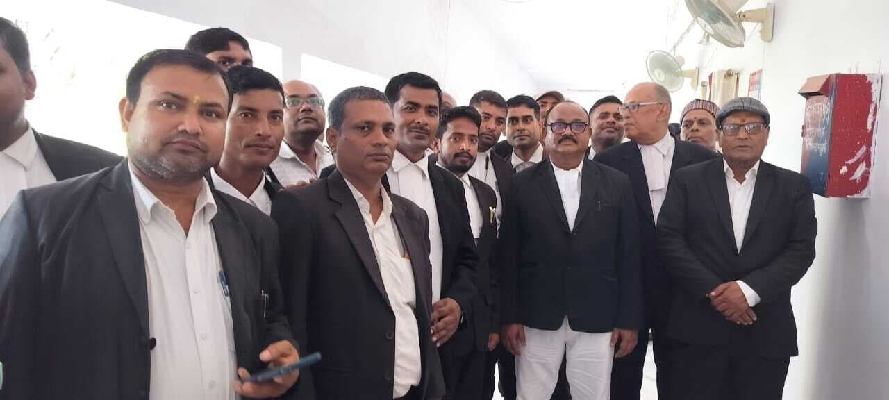 Madhubani News : जिला अधिवक्ता संघ ने विरोध जता एसपी को सौंपा ज्ञापन