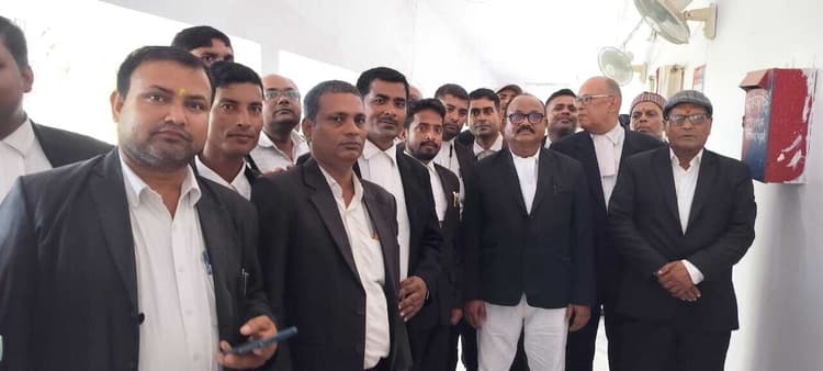 Madhubani News : जिला अधिवक्ता संघ ने विरोध जता एसपी को सौंपा ज्ञापन
