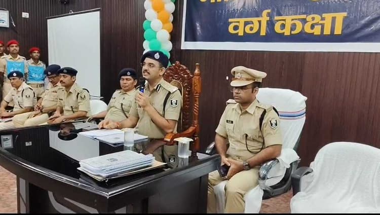 Motihari: नव प्रशिक्षित सिपाहियों को डीआइजी ने आधुनिक पुलिसिंग का पढ़ाया पाठ