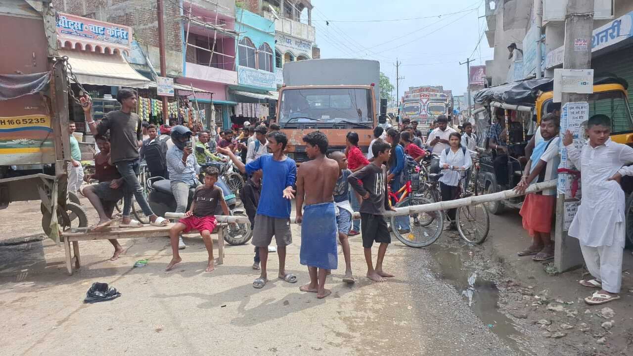 Madhubani News : पानी की किल्लत से परेशान लोगों ने लोहिया चौराहे को फिर किया जाम