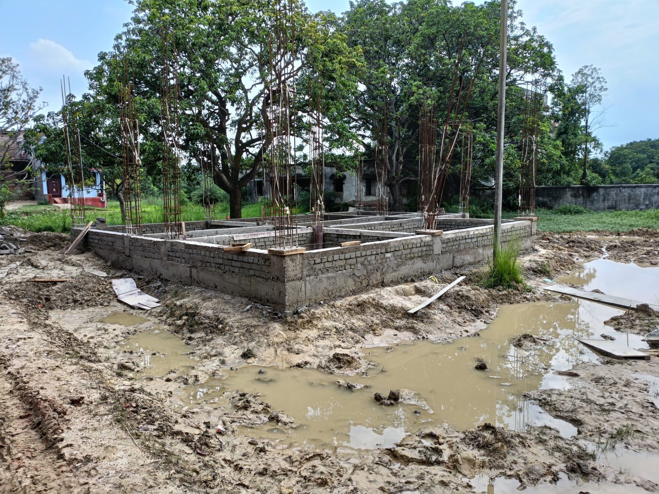 Madhubani News : वेटनरी अस्पताल निर्माण में अनियमितता, योजना का बोर्ड भी नहीं लगाया