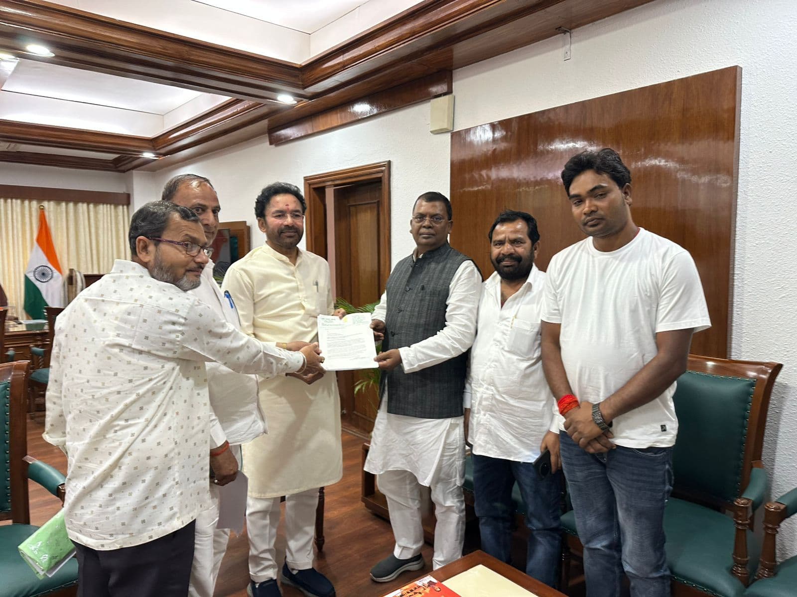 Bokaro News : शिक्षकों की समस्याओं से केंद्रीय मंत्री काे कराया अवगत