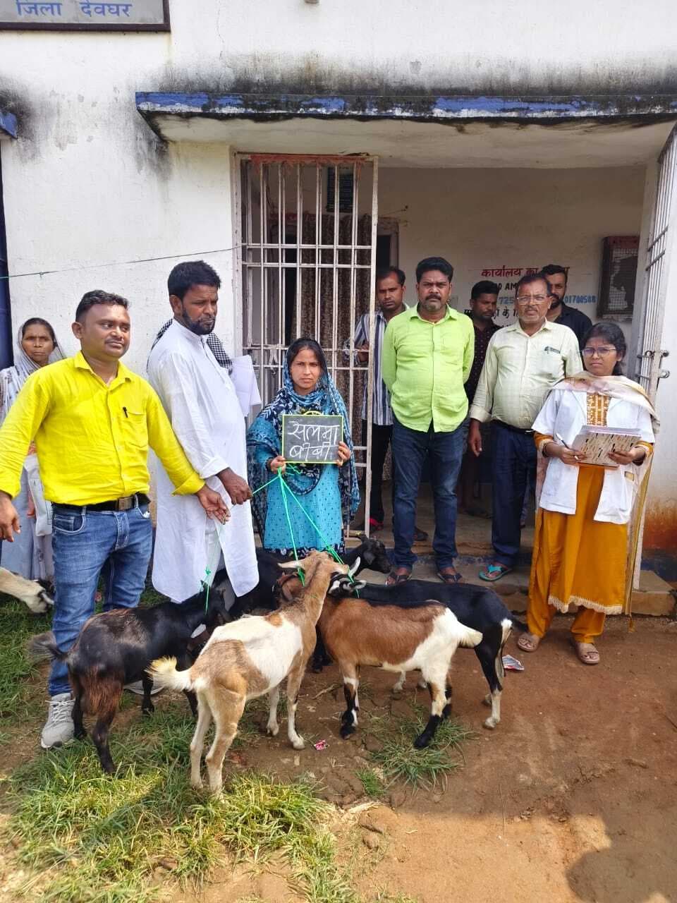 मुख्यमंत्री पशुधन योजना के तहत बकरा-बकरी का किया गया वितरण