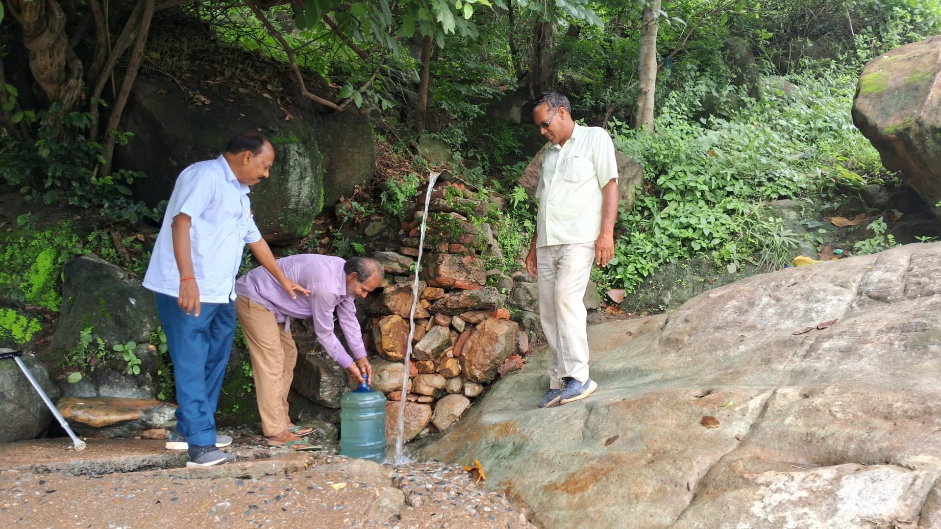 Bokaro News : लुगू पहाड़ से बहने वाले पानी हैं औषधीय गुण