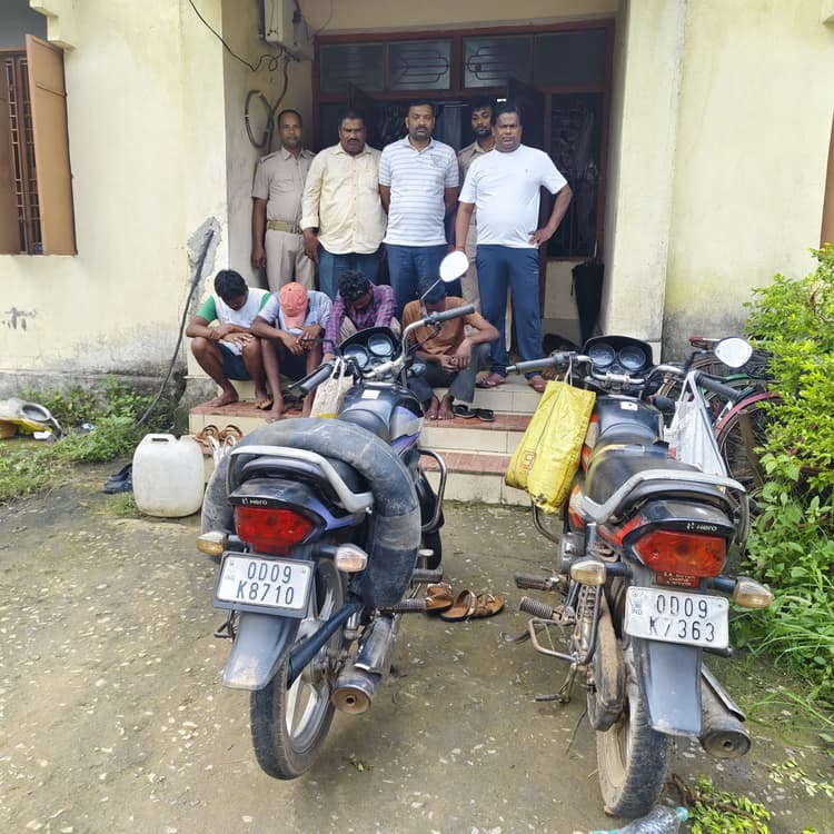 Chaibasa News : चंपुआ : भारी मात्रा में शराब जब्त, चार आरोपी गिरफ्तार