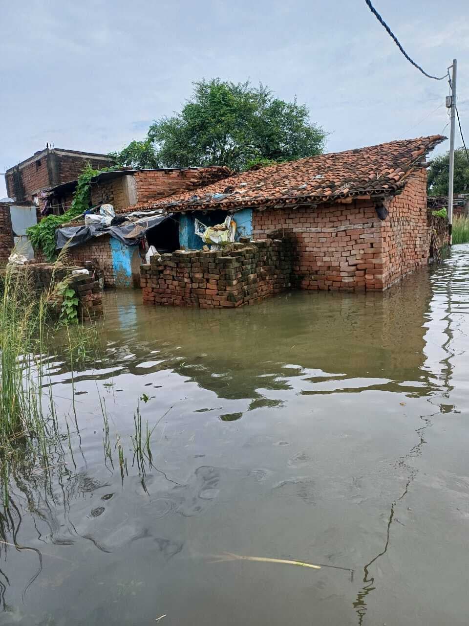इंदरुख पश्चिम, परहम, सिंघिया पंचायत के नए क्षेत्र में घुसा बाढ़ का पानी