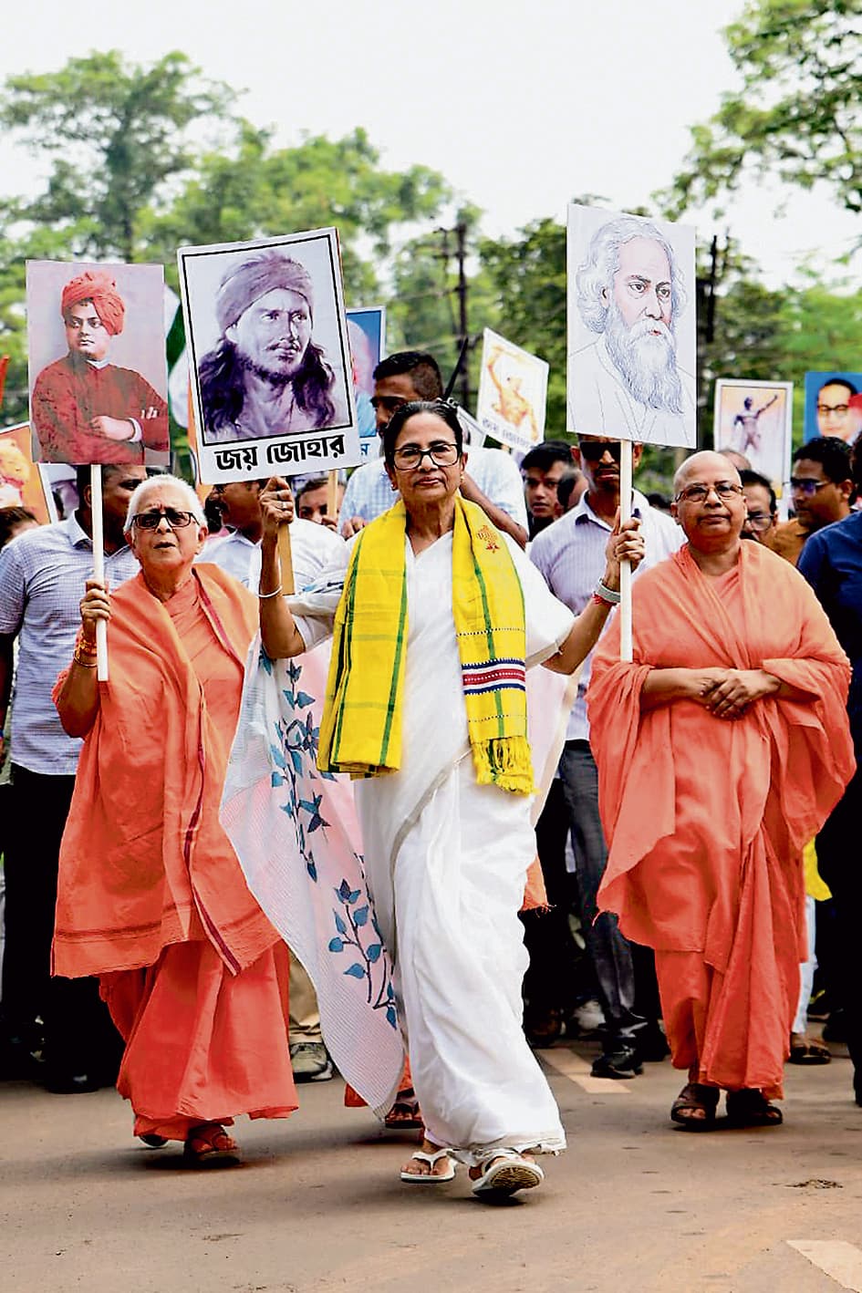 बंगाल सरकार व चुनाव आयोग में ठनी