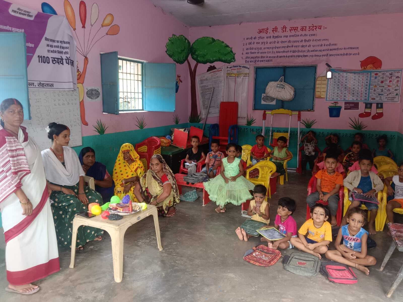 आंगनबाड़ी केंद्रों पर गर्भवती महिलाओं की हुई गोद भराई