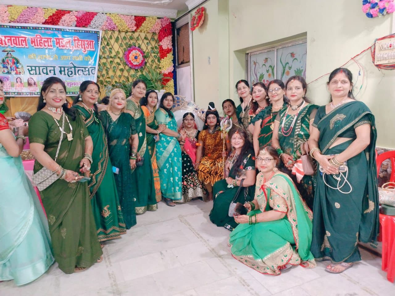 महिलाओं ने हरियाली सावन उत्सव मनाकर लगायी मेंहदी