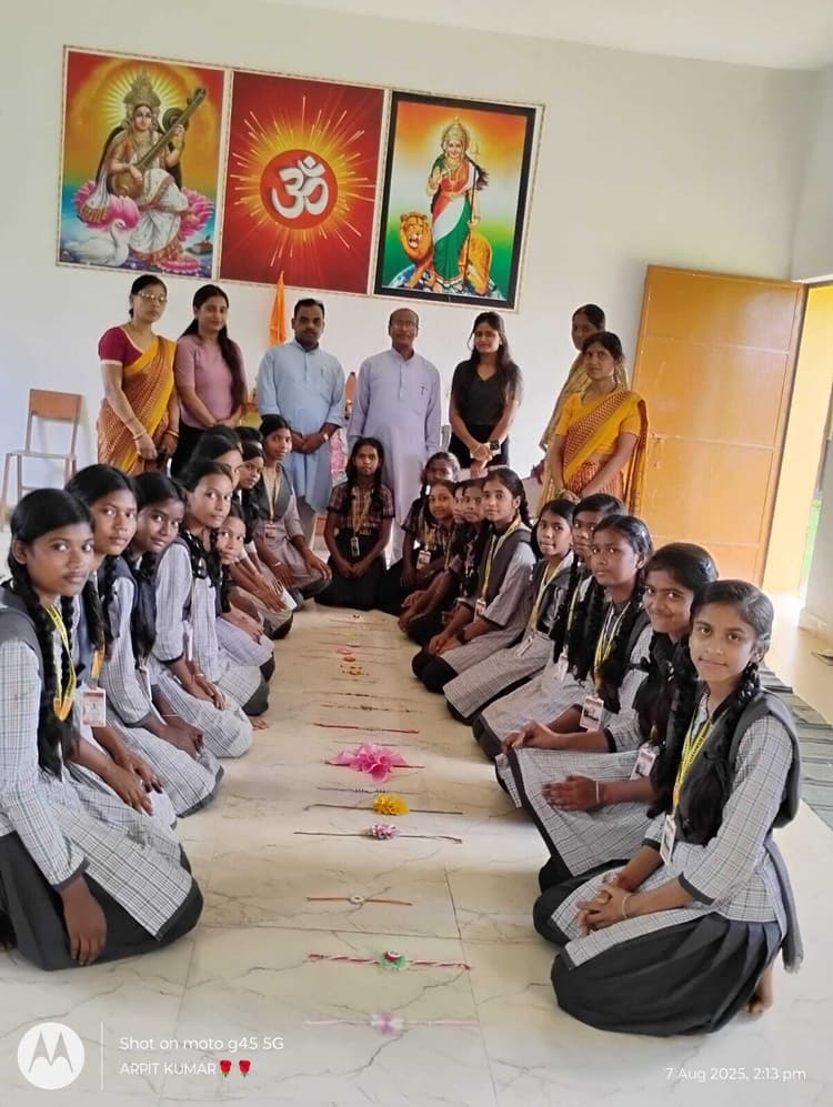 स्कूल में राखी बनाओ मेहंदी लगाओ प्रतियोगिता
